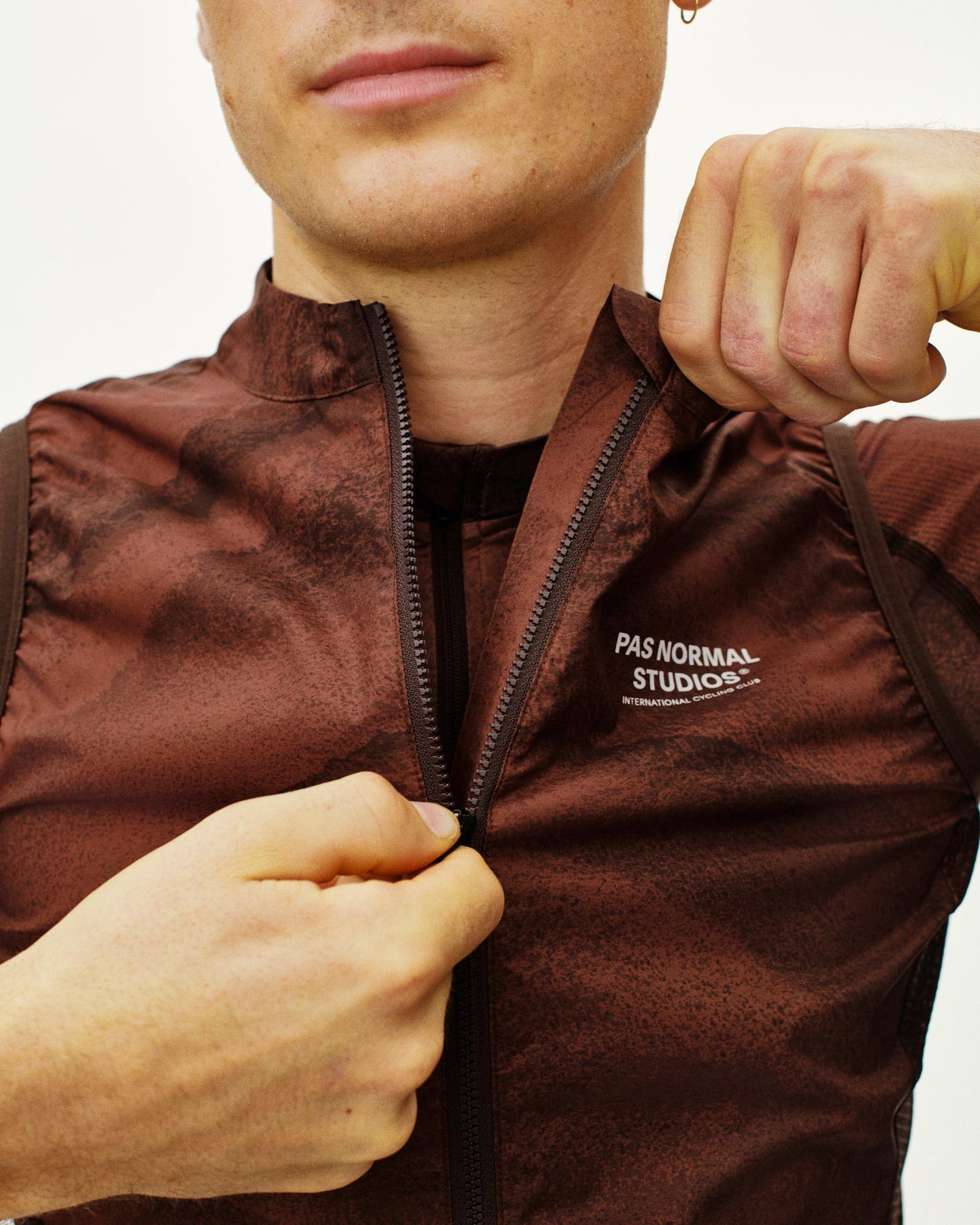 Men's Mechanism Stow Away Gilet AOP Light Brown